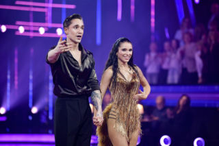 Natsu przyłapana przez paparazzi po występie. Uwagę zwraca zachowanie tancerza