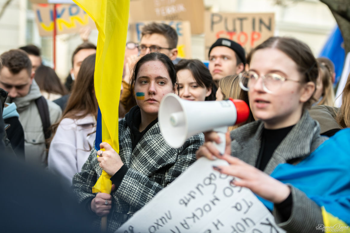  Kraków solidarny z Ukrainą. Setki osób przyszło na manifestację [ZDJĘCIA]