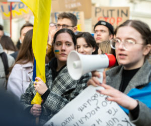  Kraków solidarny z Ukrainą. Setki osób przyszło na manifestację [ZDJĘCIA]