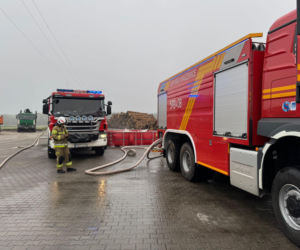 Gigantyczny pożar w Wielkopolsce! Płonie magazyn energii, ewakuowano 65 osób