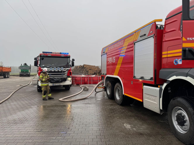 Gigantyczny pożar w Wielkopolsce! Płonie magazyn energii, ewakuowano 65 osób