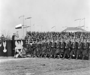 Defilada oddziałów 30. Pułku Piechoty, 11.11.1934 r.