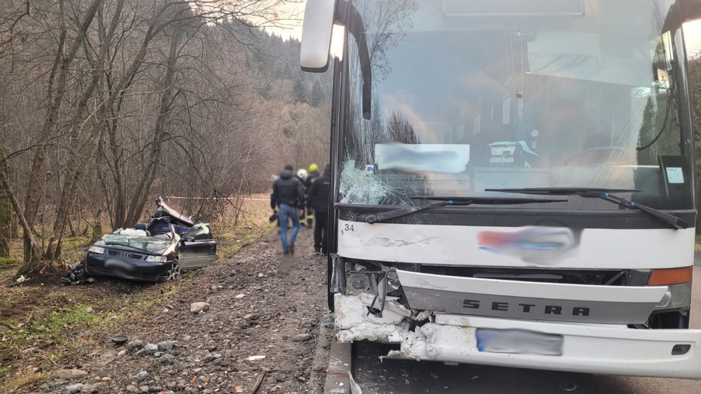 Łomnica-Zdrój. Samochód zderzył się z autobusem