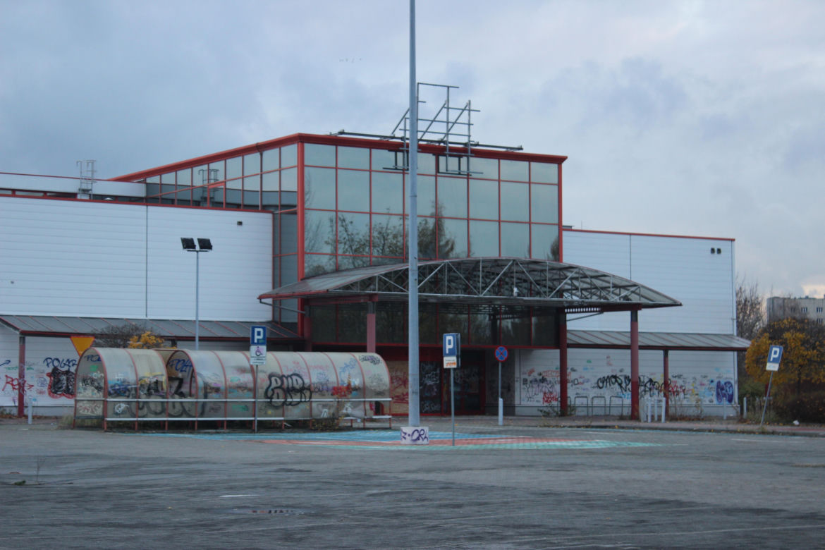 Dawny supermarket Auchan w Dąbrowie Górniczej już nie będzie straszył
