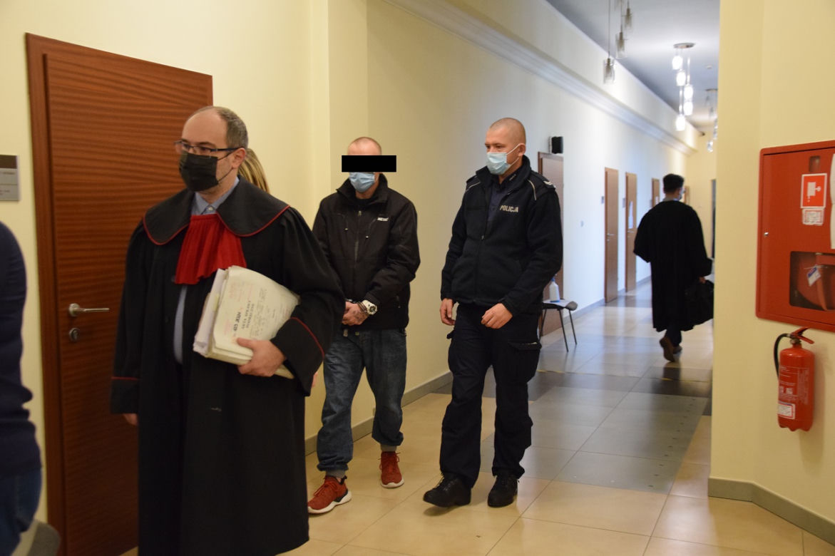 16-latek zgwałcony w opuszczonym internacie w Pustkowie-Osiedlu. Ruszył proces [ZDJĘCIA]