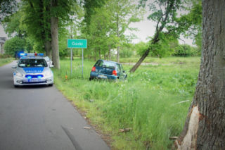 Po uderzeniu w drzewo kierowca uciekł razem z pasażerem. Śledczy mają podejrzenia dlaczego