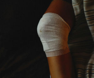 Gołoledź w Toruniu. Ślizgawica na chodnikach, lekarze mają pełne ręce roboty