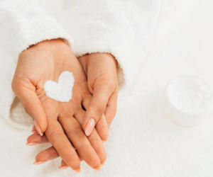 SOS dla dłoni w mroźne dni. Jak pielęgnować skórę rąk zimą?