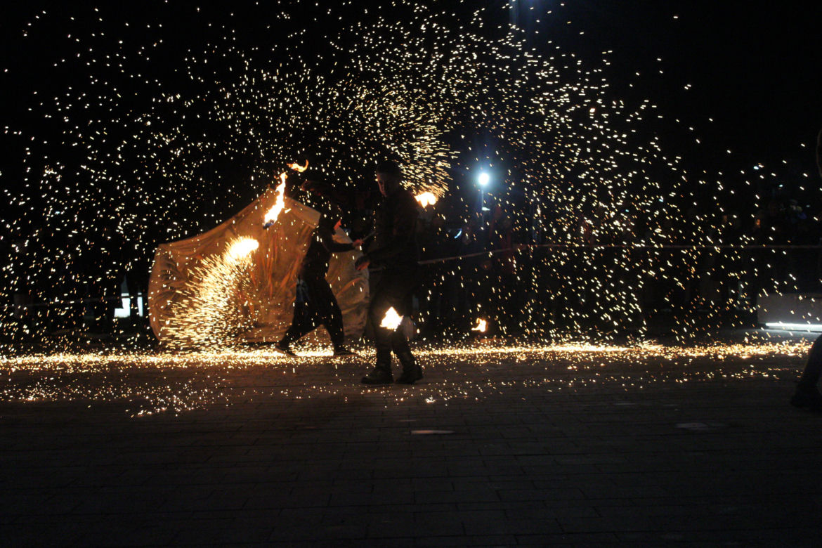 WOŚP 2023 w Krakowie: Fire Show w Nowej Hucie w wykonaniu grupy Spontan Fire