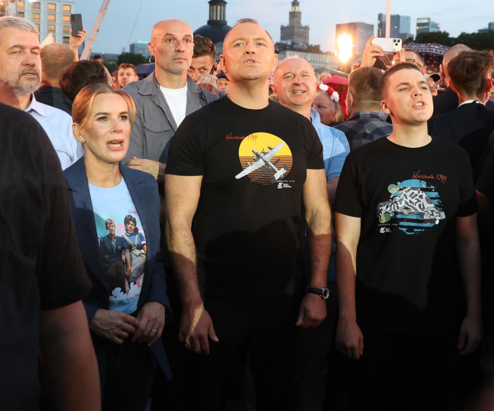 Karol Nawrocki z żoną Martą śpiewają podczas koncertu powstańczego. O obchodach przeczytasz na SE Polityka.