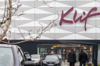 Klif po modernizacji. Diamentowa elewacja i opływowe formy z Corianu w Domu Mody Klif
