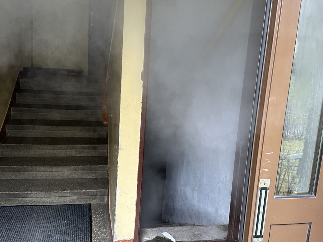 Na głowę dziecka wylał się wrzątek. Makabryczna awaria sieci wodociągowej na Woli. Jedna osoba ranna