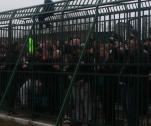 Skandal na meczu. Kibice Hutnika Kraków trzymani... w klatce niczym dzikie zwierzęta