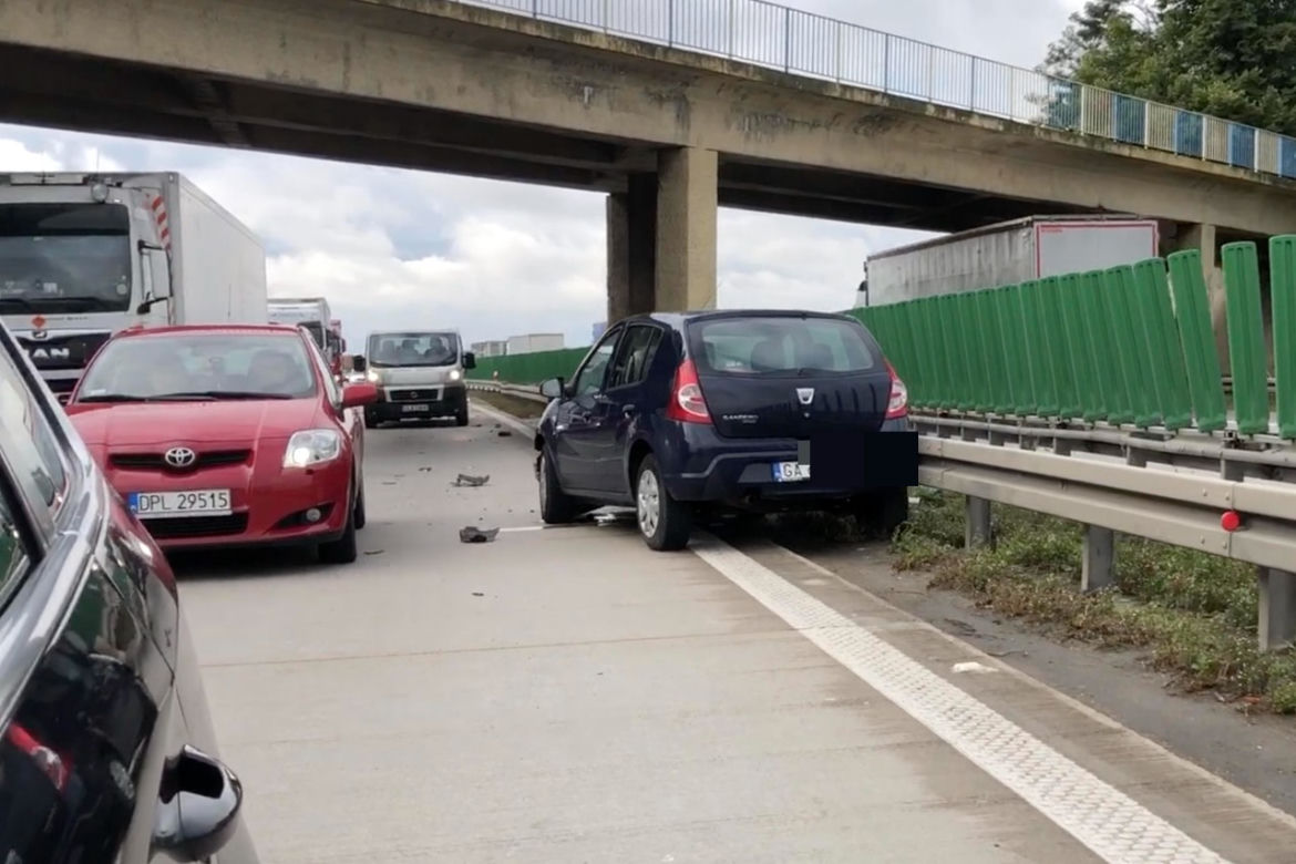 Wypadek A4 dacia wjechała w bariery