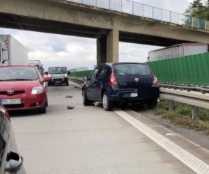 Wypadek A4 dacia wjechała w bariery