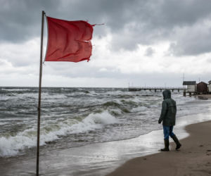 Czerwone flagi na polskim wybrzeżu. Kiedy zniknie zakaz kąpieli w Bałtyku?