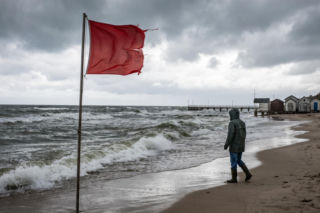 Czerwone flagi na polskim wybrzeżu. Kiedy zniknie zakaz kąpieli w Bałtyku?