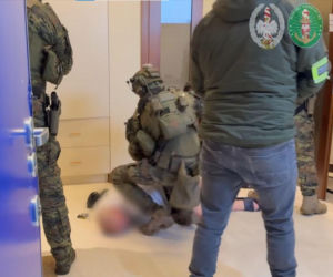 Straż Graniczna weszła jednocześnie do 17 lokali w Pomorskiem, a podczas pościgu ulicami Gdańska padły strzały w opony uciekających aut