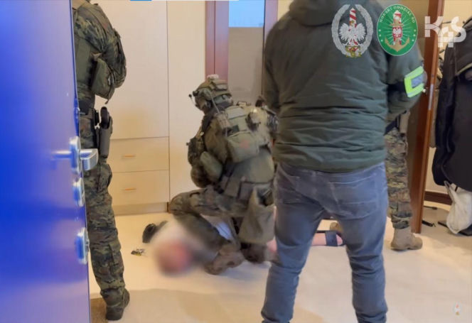 Straż Graniczna weszła jednocześnie do 17 lokali w Pomorskiem, a podczas pościgu ulicami Gdańska padły strzały w opony uciekających aut