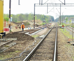 Rail Baltica. Kolej w Ełku zmienia się dla podróżnych! Zobacz postępy prac [ZDJĘCIA]
