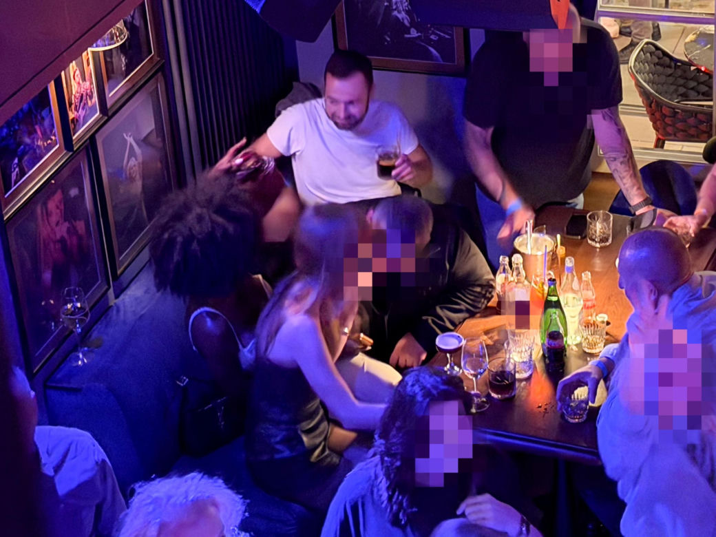 Posłowie Bartosz Romowicz i Piotr Górnikiewicz po wieczornym głosowaniu przyjechali do klubu Piano Bar