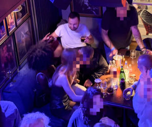 Posłowie Bartosz Romowicz i Piotr Górnikiewicz po wieczornym głosowaniu przyjechali do klubu Piano Bar