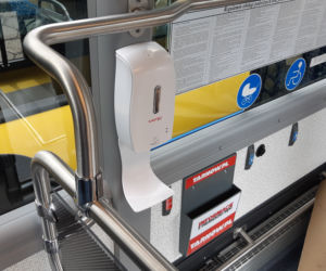 Dezynfekcja rąk w autobusie