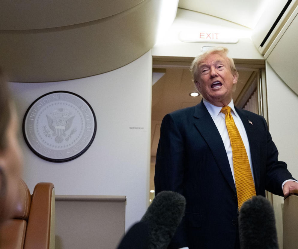 Donald Trump mówi do mikrofonów w samolocie. O kontrowersjach wokół zdrowia prezydenta przeczytasz na SE.