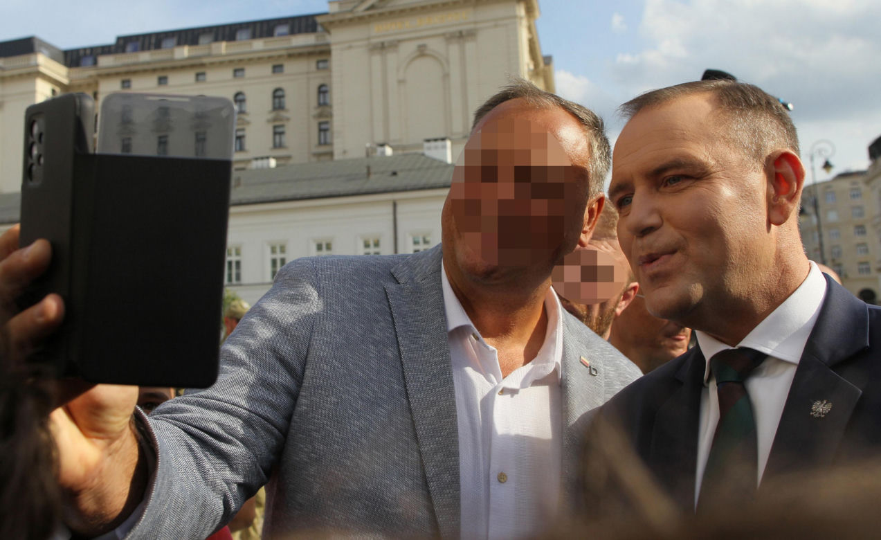 Karol Nawrocki spaceruje z sympatykami