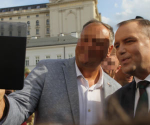 Karol Nawrocki spaceruje z sympatykami