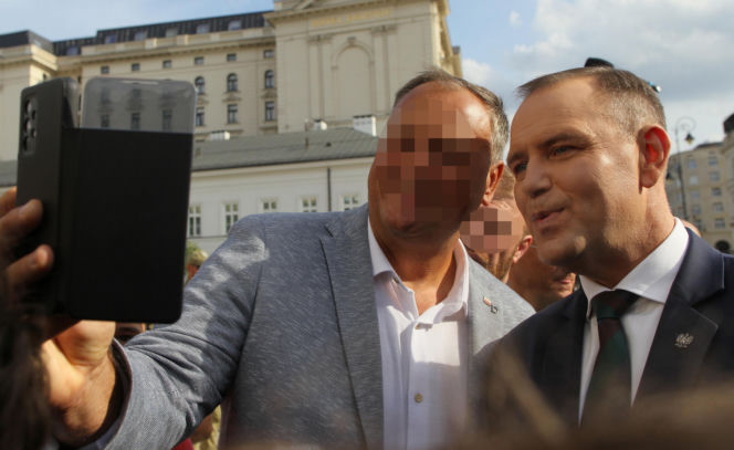 Karol Nawrocki spaceruje z sympatykami