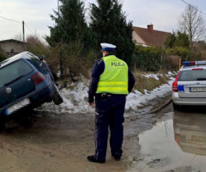 26-latek odpowie za ucieczkę przed policją, narażenie rodziny na niebezpieczeństwo i jazdę bez uprawnień