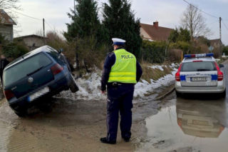 26-latek odpowie za ucieczkę przed policją, narażenie rodziny na niebezpieczeństwo i jazdę bez uprawnień