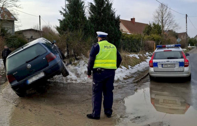 26-latek odpowie za ucieczkę przed policją, narażenie rodziny na niebezpieczeństwo i jazdę bez uprawnień