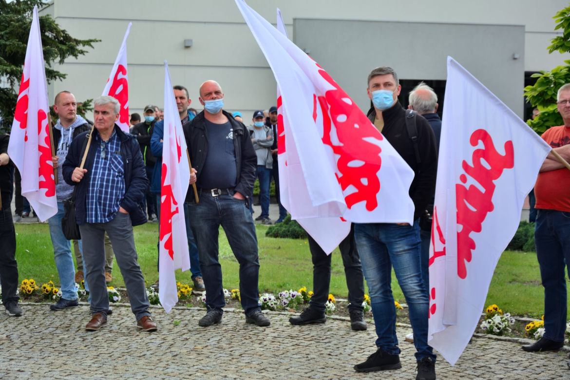 Pikieta w MAN-ie. Związkowa "Solidarność" w MAN BUS nadal protestuje!
