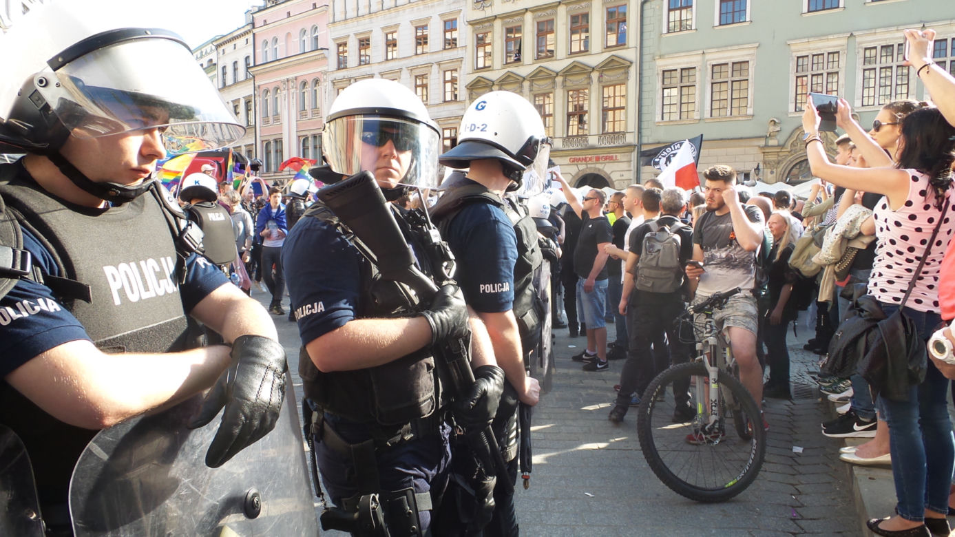 Gigantyczne siły policji zabezpieczały Marsz Równości i kontrmanifestacje w Krakowie