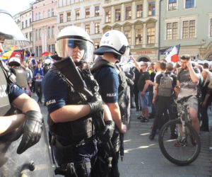 Gigantyczne siły policji zabezpieczały Marsz Równości i kontrmanifestacje w Krakowie