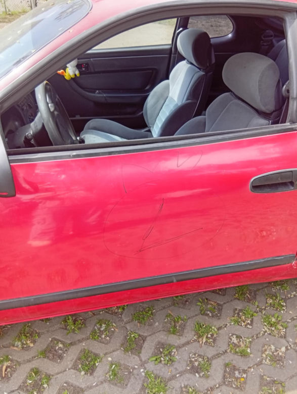Zdewastowali auto na juwenaliach Politechniki Łódzkiej. Właścicielka szuka świadków