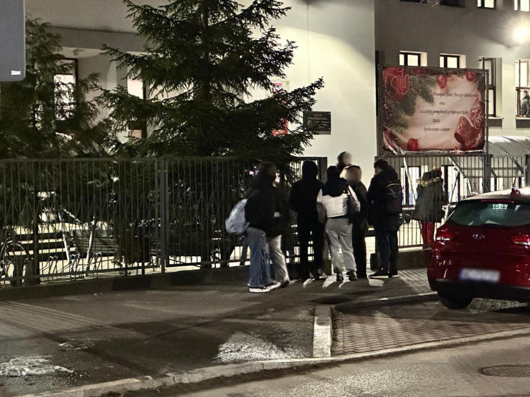 Bunt uczniów w Sulejówku po zwolnieniu dyrektorki. Otoczyli burmistrza, ktoś rozpylił gaz pieprzowy