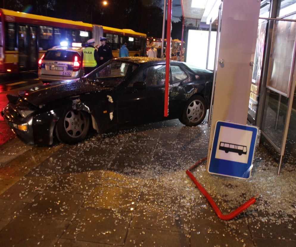 Pijak w porsche wjechał w przystanek 