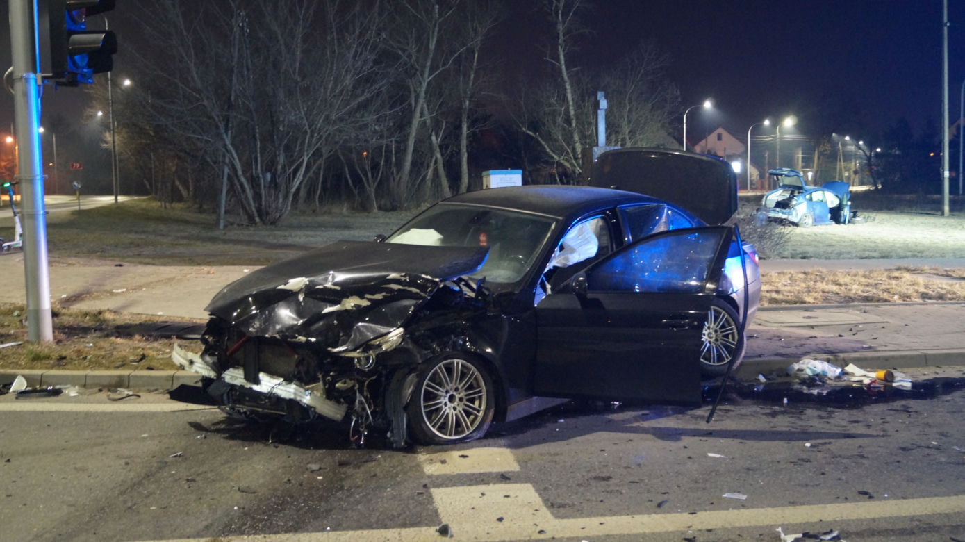 Potworne zderzenie toyoty z BMW w Piasecznie. Pogotowie zabrało rannego