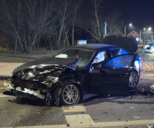 Potworne zderzenie toyoty z BMW w Piasecznie. Pogotowie zabrało rannego