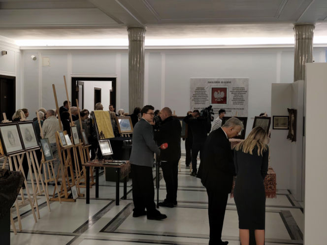 Wystawa obrazów posła Suskiego w sejmie