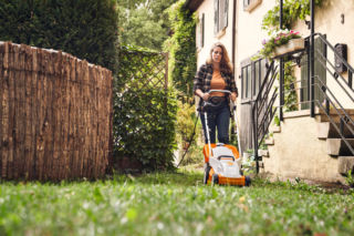 Kosiarka spalinowa, akumulatorowa czy elektryczna – jaki sprzęt najlepiej sprawdzi się w twoim ogrodzie?