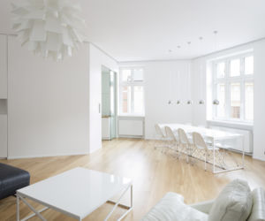 Salon w kamienicy w stylu minimalistycznym