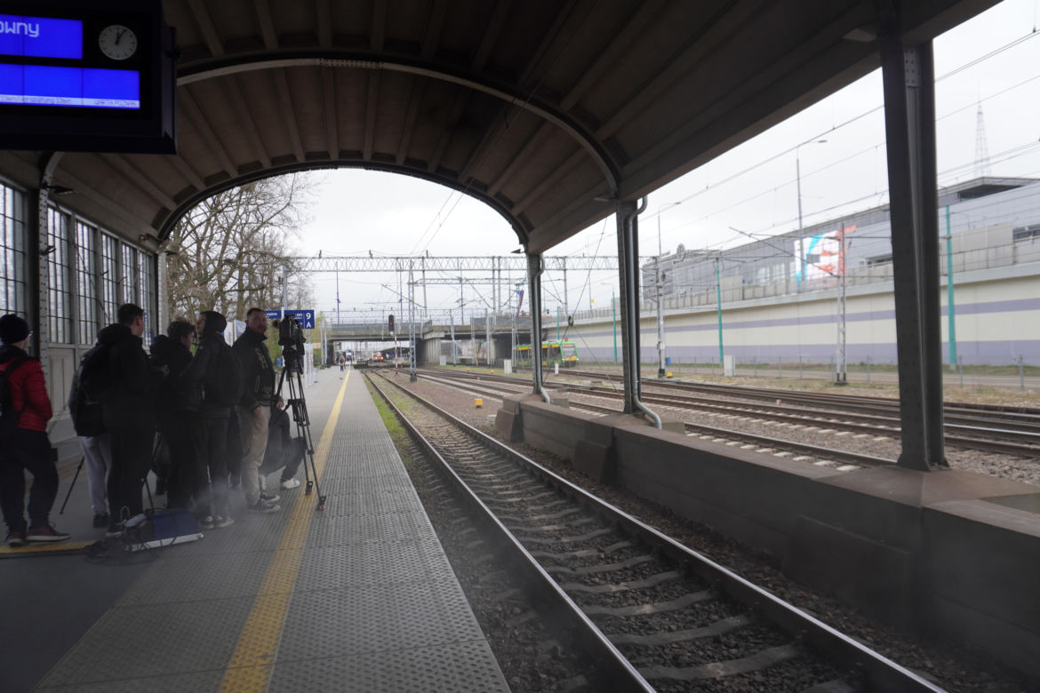 Pociąg Kolei Wielkopolskich w barwach Warty Poznań