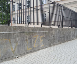 Napis „TV łże” na murze przy ul. Kopernika pochodzący z lat 80. ubiegłego wieku został zabezpieczony