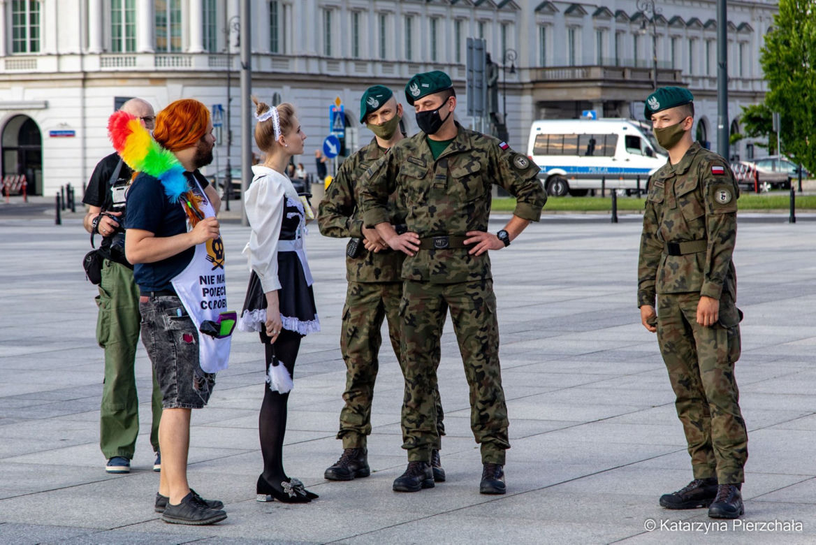 Pomnik Smoleński. Do pomocy policjantom w obronie godności pomnika odesłano deż żołnierzy