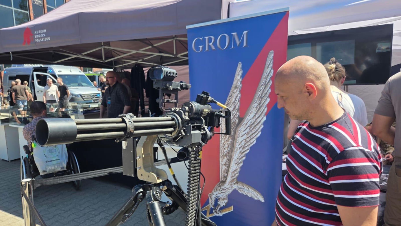 Tłum na warszawskich Targach Obronnych