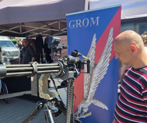 Tłum na warszawskich Targach Obronnych